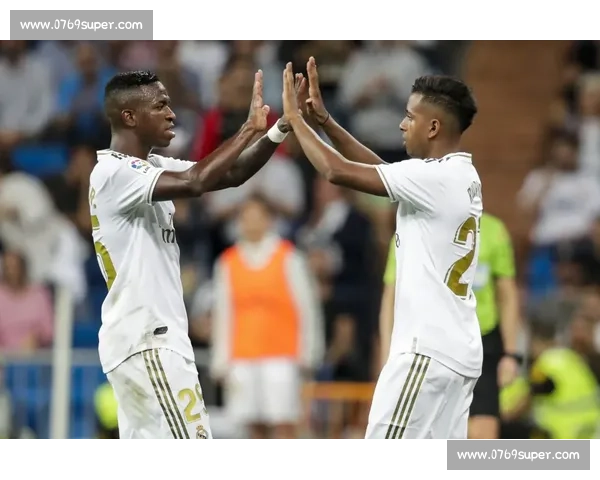 小罗携大罗、维尼修斯亮相 Nike 活动：传奇与新星跨代际传递足球正能量